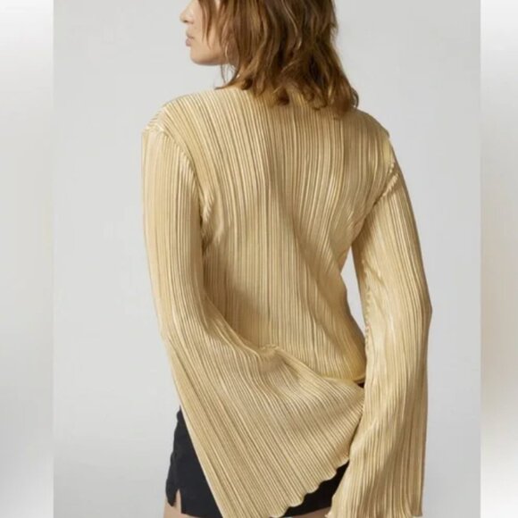 UO Pamela Plisse Flyaway top - Picture 4 of 4